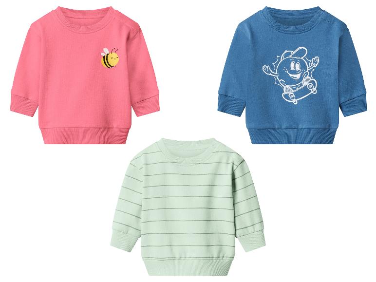 Drei Baby-Sweatshirts: rosa mit Biene, blau mit Skateboarder, grün gestreift.
