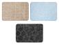 Beige, hellblaue und graue Badematten mit unterschiedlichen Mustern.