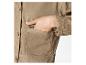 Eine beige Jeansjacke mit einer Tasche