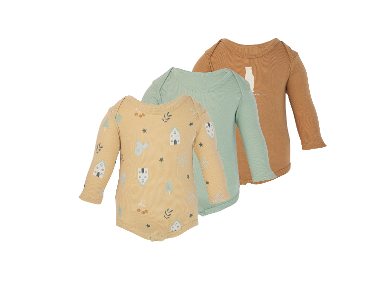 Drei langärmelige Baby-Bodys: ein gelber mit Wintermotiven, ein mintgrüner und ein brauner mit Eisbär.