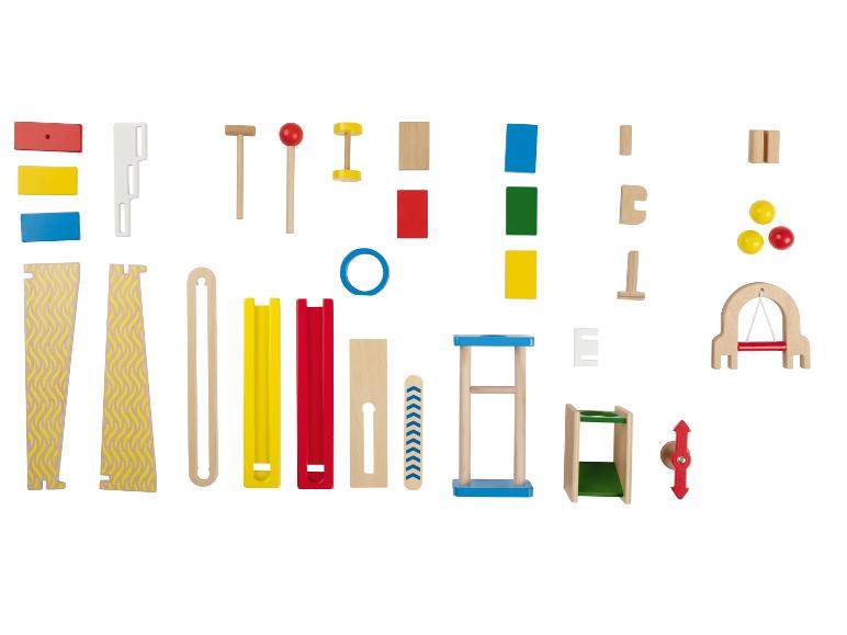 Hölzernes Spielzeug zum Sortieren und Stapeln, darunter Rutschen, Holzklötze und Kugeln.