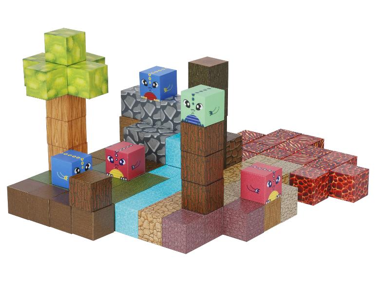 Buntes Blockspiel mit Monsterfiguren, Bäumen, Wasser- und Lavaelementen.