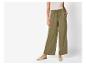 Khaki-farbene weite Hose und beige Ballerinas.