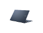 Blaues ASUS Vivobook X1704VA Notebook, Rückansicht.