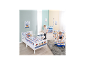 Kinderzimmer mit Bett, Spielzeugkiste und Tisch im Welpen-Design.