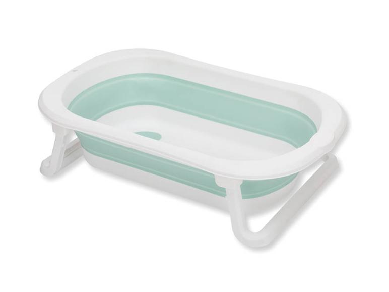 Weiße und mintgrüne faltbare Babybadewanne mit Stützbeinen.