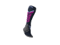 Hoher schwarzer Sportsocken mit rosa und grauen geometrischen Mustern.