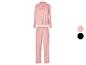 Ein rosafarbener Pyjama mit langen Ärmeln und langen Hosen.