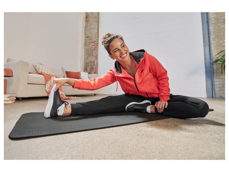 Frau macht Stretching in Decathlon Sportkleidung.