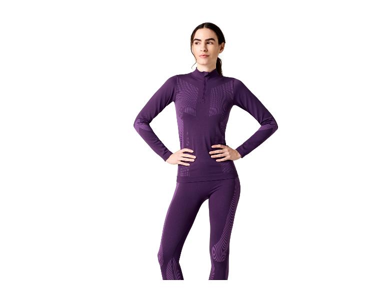 Frau in lila Langarm-Sportoberteil und passenden Leggings.