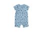 Baby-Strampler in Hellblau mit kurzen Ärmeln und einem Strandmuster aus Palmen, Wellen und Surfbrettern.