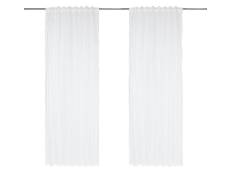 Weiße Vorhänge an einer Metallstange.