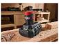 PARKSIDE® 12 V / 2 Ah Akku und 2,4 A Ladegerät auf einem Holztisch mit Schrauben.