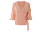 Hellrosa Wickelbluse, minimalistischer Stil.