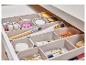 Organizer-Schubladen mit Make-up, Pinseln und Kosmetik.