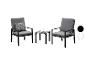 Gartenmöbel-Set mit zwei Sesseln und einem Tisch, schwarzen Gestellen und grauen Kissen.
