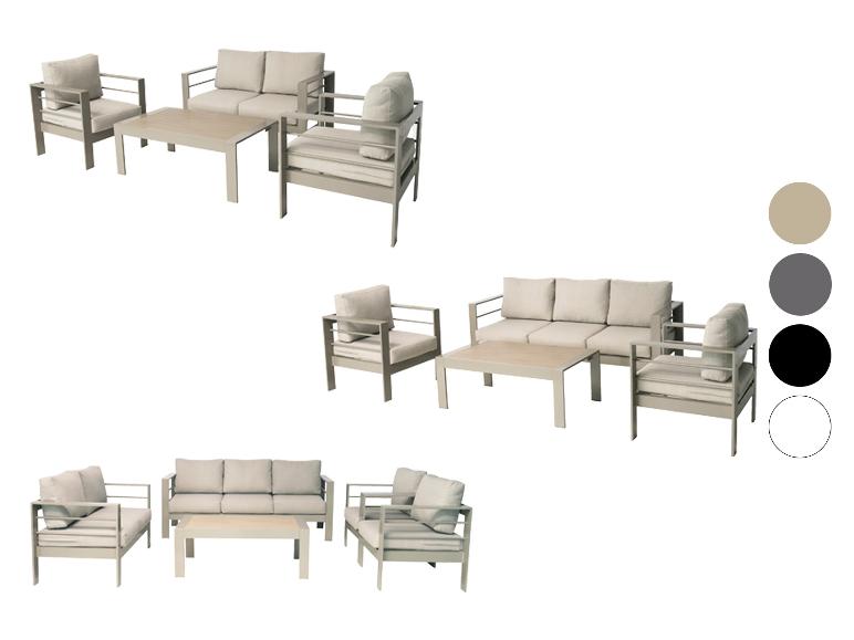 Gartenmöbel-Set mit Sofas, Sesseln und Couchtischen in neutralen Farben.