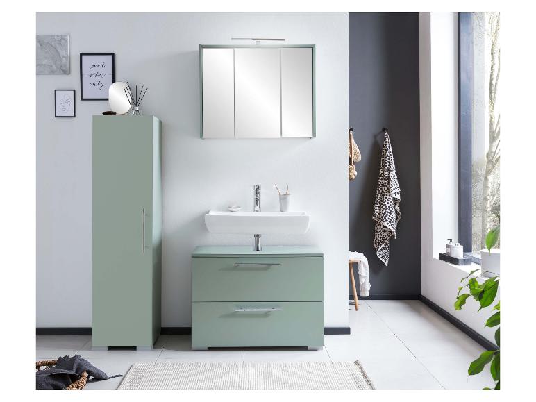 Modernes Badezimmer mit salbeigrüner Waschtischkombination, Hochschrank und Spiegelschrank.