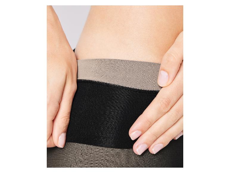 Nahaufnahme einer schwarzen Strumpfhose mit beigefarbenen Details.