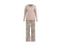 Damen-Langarm-Pyjama-Set in Beige mit Blumenmuster und „Stay Cozy“-Schriftzug.