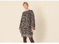 Frau in gestricktem Leopardenkleid mit langen Ärmeln.