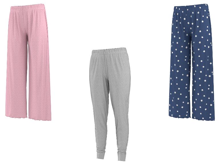 Drei Damen-Pyjamahosen: rosa mit weißen Punkten, grau und blau mit Gänseblümchen.
