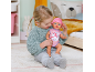 Kleines Mädchen spielt mit einer Puppe im Kinderzimmer.