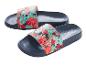 Badesandalen mit tropischem Blumenmuster in Rot- und Türkistönen.