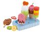 Holzspielset mit Eis und Obst auf einem blau gestreiften Tablett.