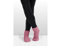 Beine in schwarzen Leggings und rosa gestrickten Hausschuhsocken.