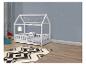 Weißes Hausbett mit Sternengirlande, gemusterter Bettwäsche und Teppich im Kinderzimmer.