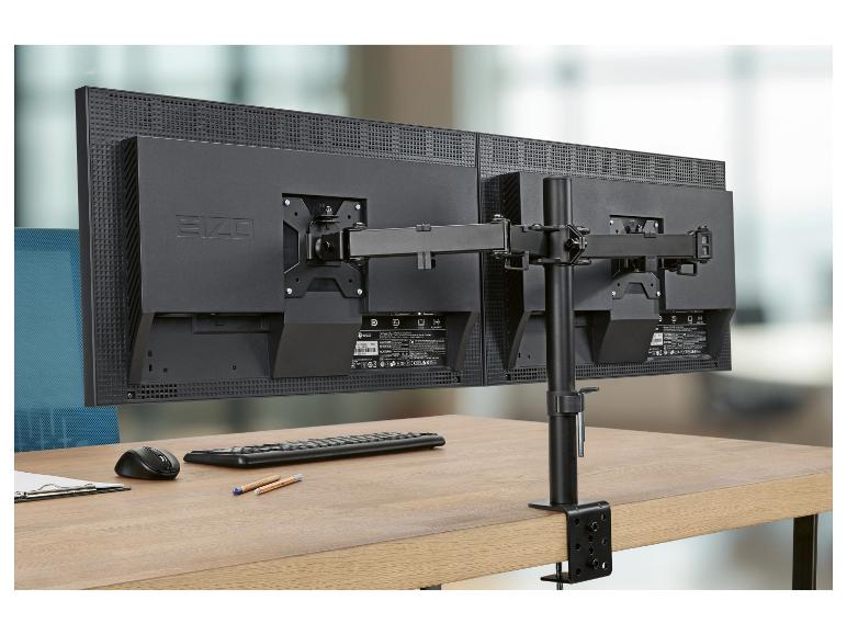 Zwei Monitore auf einem Schreibtisch mit Doppelmonitorhalterung, Tastatur, Maus und Klemmbrett.
