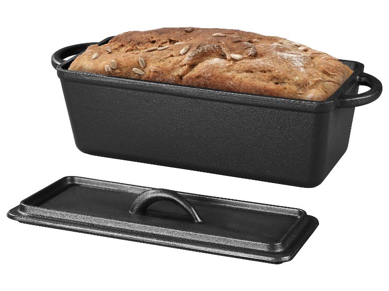 Sauerteigbrot in einer gusseisernen Brotbackform mit Deckel.