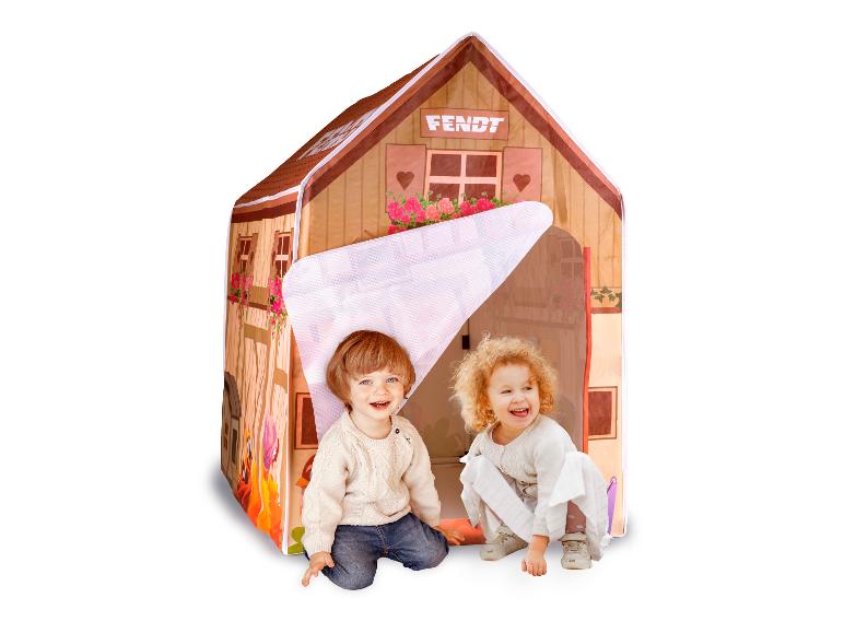 Zwei Kinder spielen im Fendt Spielhaus.