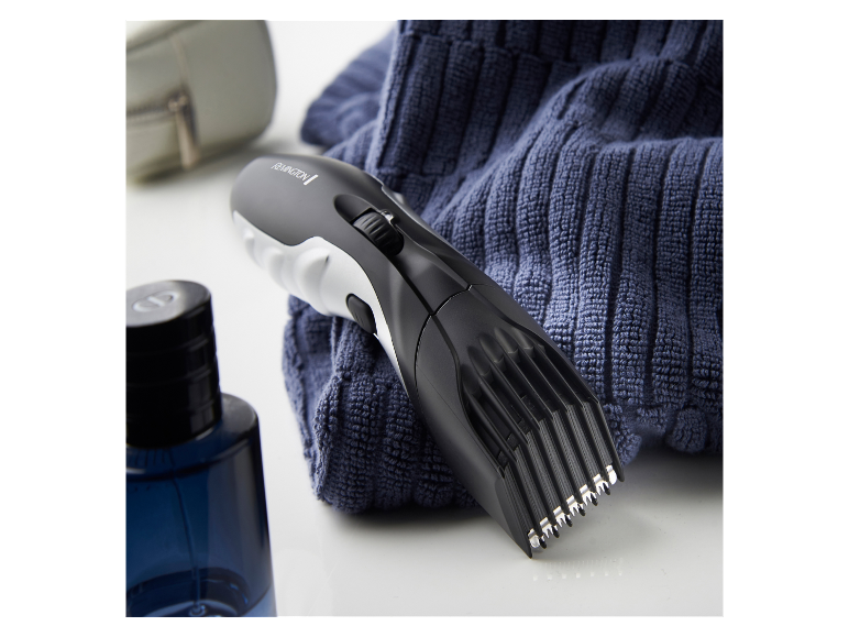 Ein Remington Haarschneider auf einem blauen Handtuch.