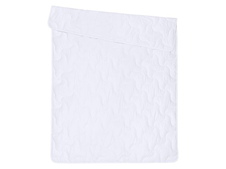 Weiße gesteppte Decke oder Matratzenschoner, zur Hälfte gefaltet