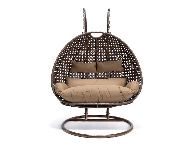 Hängesessel aus Rattan mit braunen Kissen auf weißem Hintergrund