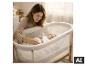 Mutter am BABYGO Beistellbett Amila mit schlafendem Baby. [KI-generiertes Bild]