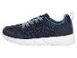 Blaue Sportschuhe mit weißen und blauen Schnürsenkeln und weißer Sohle.