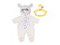 BABY born weißer Plüsch-Strampler mit Kapuze und gemustertem Bauch, sowie einem gelben Kleiderbügel.
