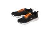 Ein Paar schwarze Sportschuhe mit orangefarbenen Schnürsenkeln und dekorativen Details.