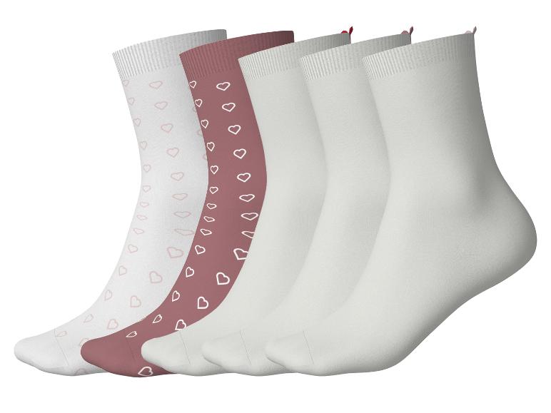 Fünf Paar Socken: zwei mit Herzmuster und drei einfarbig.