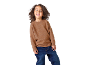 Lächelndes Kind in einem braunen Strickpullover und blauen Jeans.