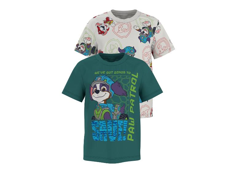 Zwei Kinder-T-Shirts, eines weiß mit Welpenmuster und eines grün mit einem Welpen und dem Text „WE'VE GOT DINOS TO SAVE! PAW PATROL“.