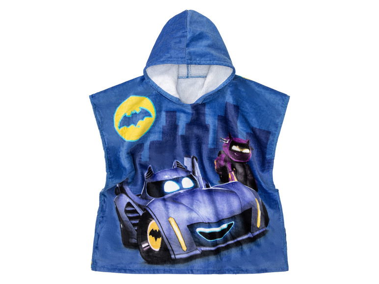 Ein blauer Bademantel mit Kapuze mit Batman-Auto und -Figuren.
