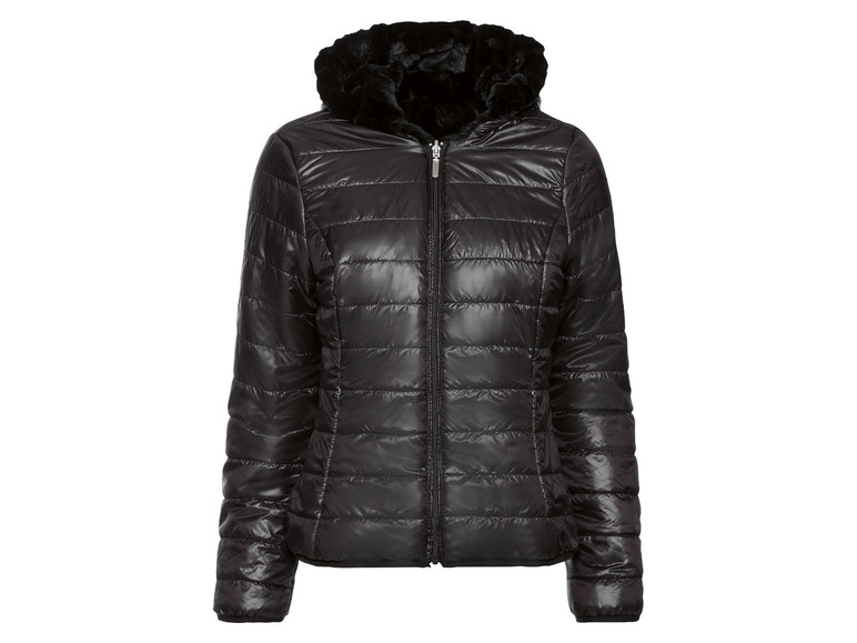 Schwarze Steppjacke mit Kapuze und Kunstfellfutter.