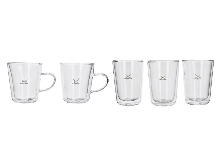 Fünf transparente Sansibar-Gläser, zwei mit Henkeln und drei ohne, auf weißem Hintergrund.