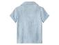 Hellblaues Kinderhemd mit kurzen Ärmeln und Kragen, Rückansicht.