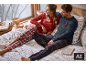 Herren- und Damen-Flanellpyjamas mit Karomuster in gemütlicher Atmosphäre.