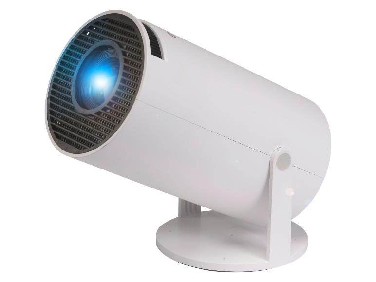 Weißer Lichtprojektor mit hellem blauem Lichtstrahl, auf rundem Sockel montiert.